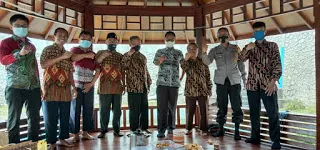 Pengurus Pimpinan Anak Cabang (PAC) Lembaga Dakwah Islam Indonesia (LDII) Kelurahan Cibeber Beraudiensi Bengan Lurah Cibeber