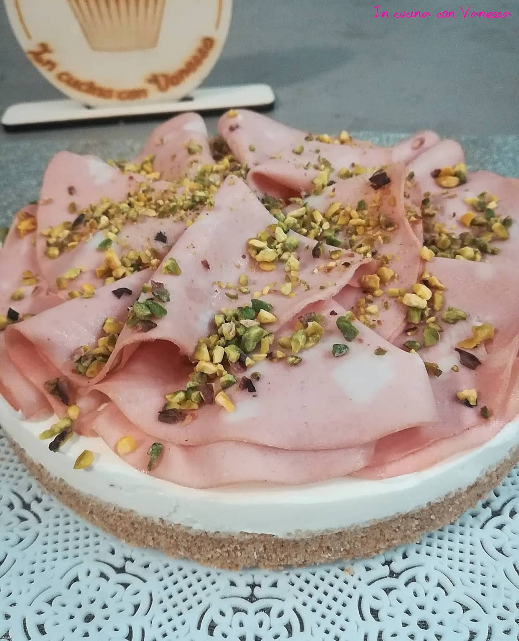 Cheesecake salata alla ricotta con mortadella e pistacchi