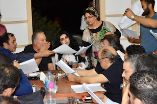 \"ع الداون لود\" مسرحية تعالج أزمة الأخلاق في الحارة الشعبية