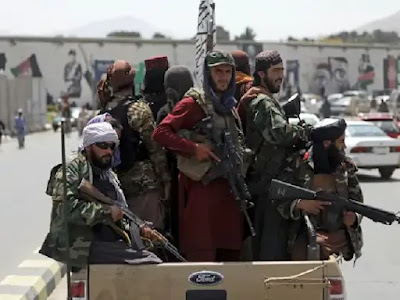 तालिबान नेता मुल्ला बरादर के साथ नमाज पढ़ते दिखा ISI प्रमुख फैज हमीद