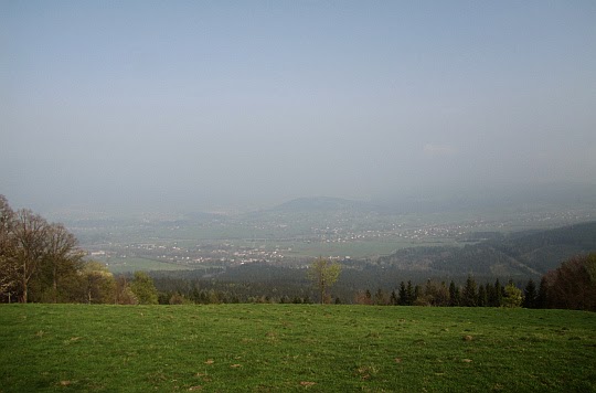 Malá Kyčera. Widok z polany pod szczytem.  W centralnej części zdjęcia widać wzniesienie Zelená Hora (604 m n.p.m.).