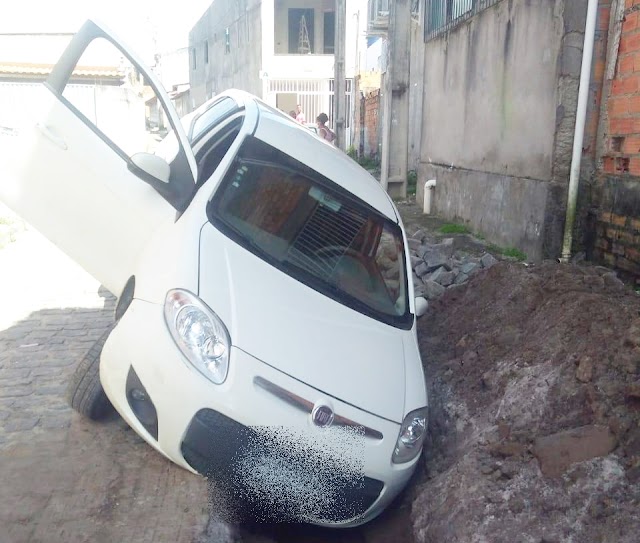 S. A. de Jesus: Carro cai em buraco aberto deixado pela prefeitura no Lot. Salomão