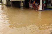 Warga Masih Bertahan Dirumah Masing-Masing Meski Banjir Sudah Mencapai Lutut Orang Dewasa