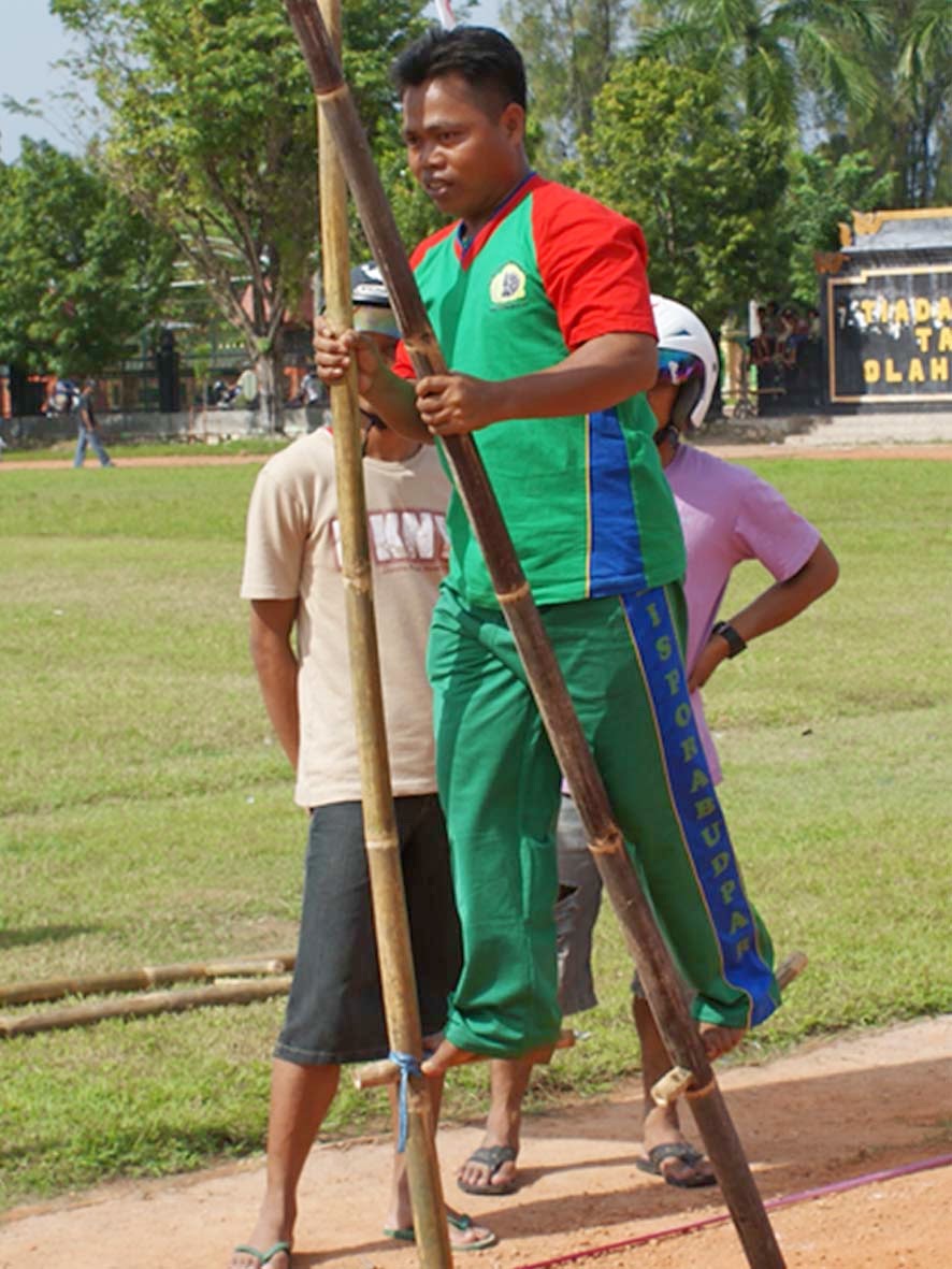 OLAHRAGA REKREASI: Permainan EGRANG
