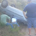 Carro capota na BR-324, em Jacobina, após motorista desviar de jovens na pista