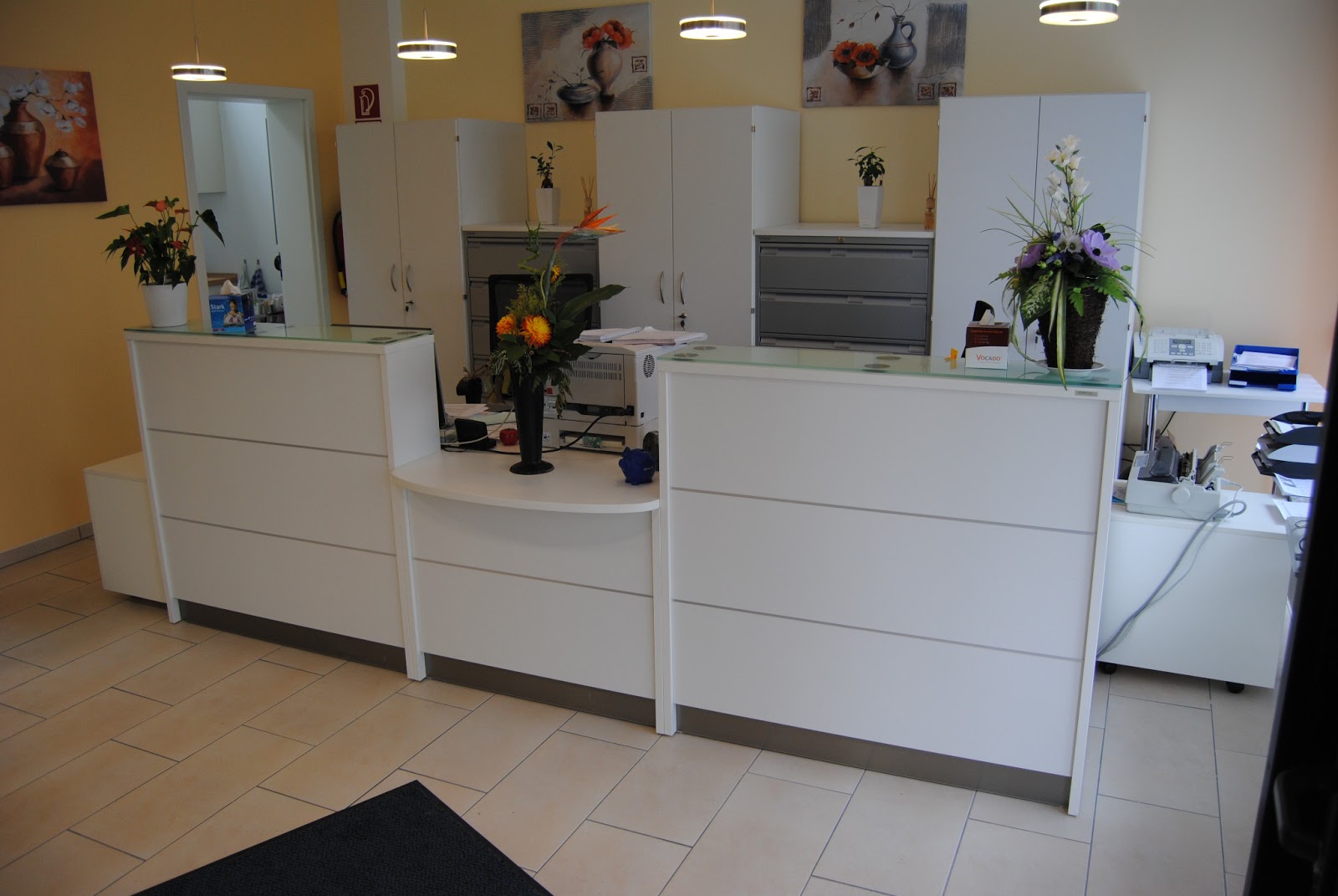 Colour up your office !: Weiße Theke Arzpraxis günstige Empfangstheken