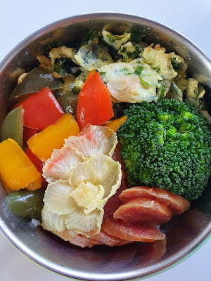 今日午餐：青花菜、水果椒、香腸、海帶炒蛋、高麗菜，2021.01.21