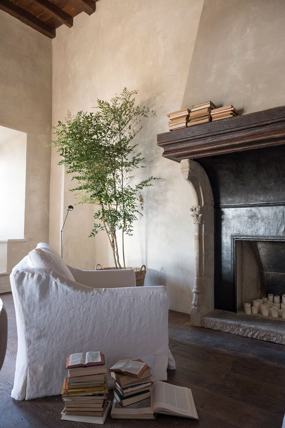 A chic Spanish mansion with a noble character by Studio Las Perelli