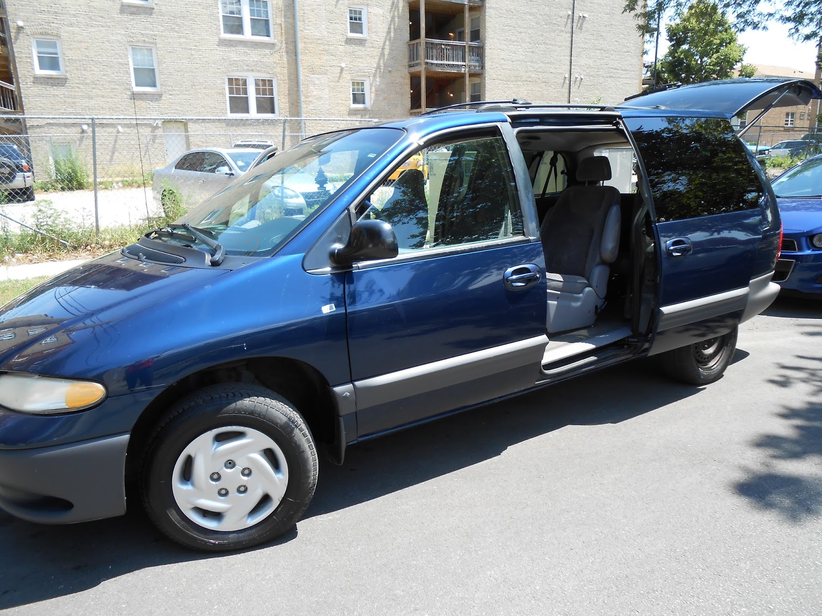 5600 Cars: 2000 Dodge Grand Caravan