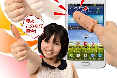 En Japón crean "extensión de pulgar" para manejar más fácil los dispositivos Táctiles.