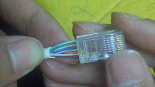 Cara memasukkan kabel UTP ke soket RJ45