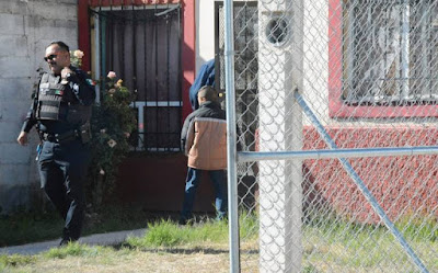 Cobrador encuentra a un niño amarrado de un pie dentro de un domicilio en Chihuahua 