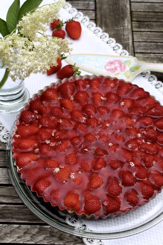Erdbeertorte mit Basilikum-Pudding und Holunderblütenguss: Calendar of Ingredients im Juni mit Erdbeere, Holunderblüte und Basilikum