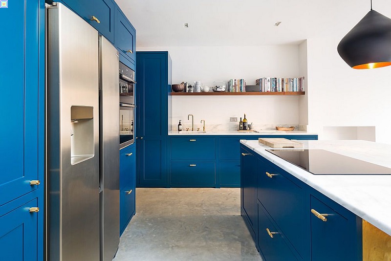 صور مطبخ الياقوت الأنيق الأزرق الداكن والنحاس