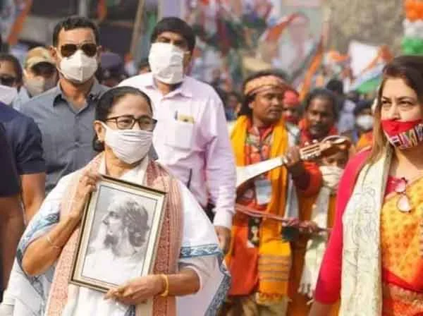 News, National, India, Kolkata, Congress, Mamata  Banerji, BJP,  West Bengal: Mamata walks with portrait of Tagore in her hands