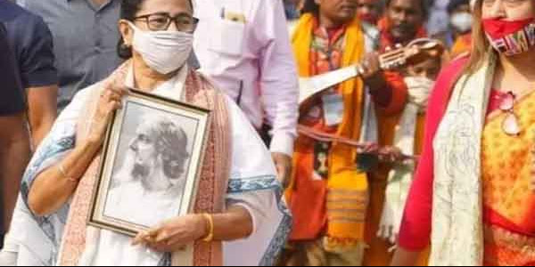 'ദേശീയഗാനം മാറ്റാനാണ് ബി ജെ പി ഒരുങ്ങുന്നത്'; അമിത് ഷായുടെ റാലിക്ക് പിന്നാലെ ബംഗാളില്‍ ടാഗോറിന്റെ ചിത്രവുമായി മമത ബാനര്‍ജിയുടെ റോഡ് ഷോ