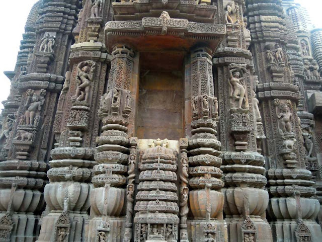 An empty niche on the temple wall flanked by intricate carvings, at the Rajarani Temple, Bhubaneshwar