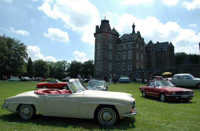 Mercedes-Benz Cabrio und roter Mercedes Benz SL 560 parken im Schlosspark auf dem 1. Fashion Award weisser Oldtumer und roter Mercedes Benz SL 560 parken auf der grünen Wiese auf Schloss Merode