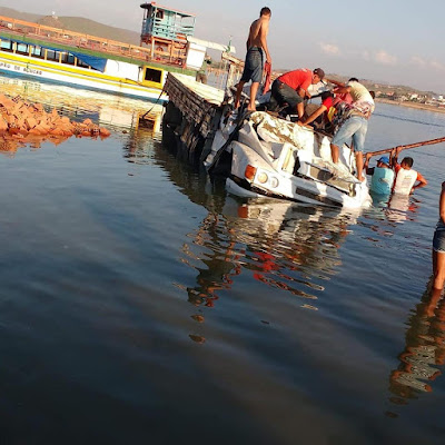 Em  Porto da Folha/SE, caminhão carregado com blocos capota e cai no Rio São Francisco 