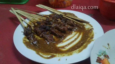 makan tengah malam: sate kambing