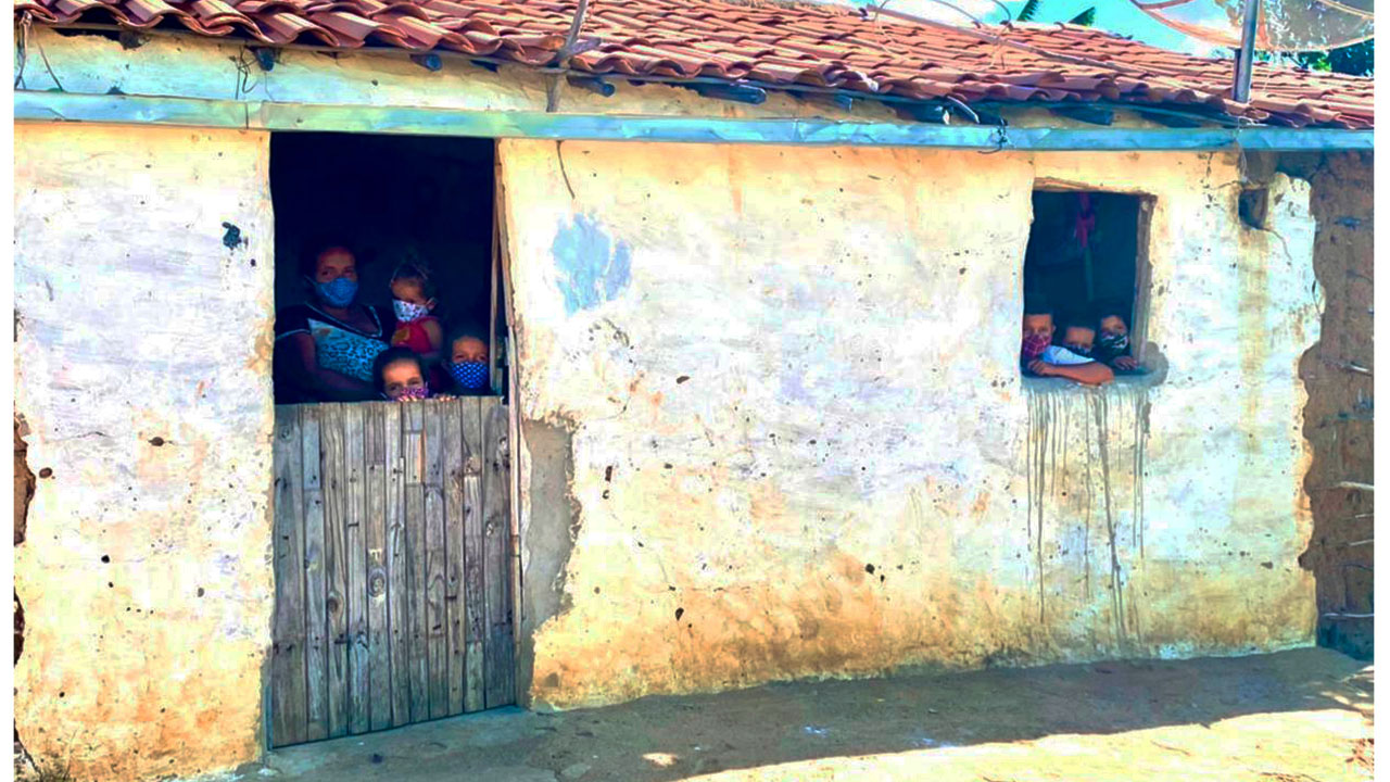 Famílias que enfrentam fome durante pandemia gravam reportagem em Iguaracy