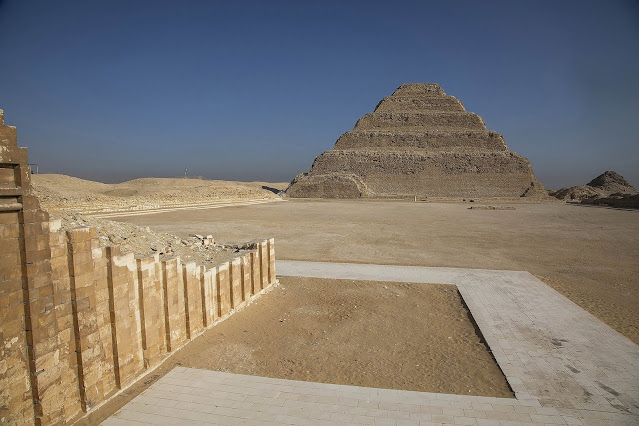 Η περίφημη Πυραμίδα του Ζοζέρ βρίσκεται πολύ κοντά στον Νότιο Τάφο