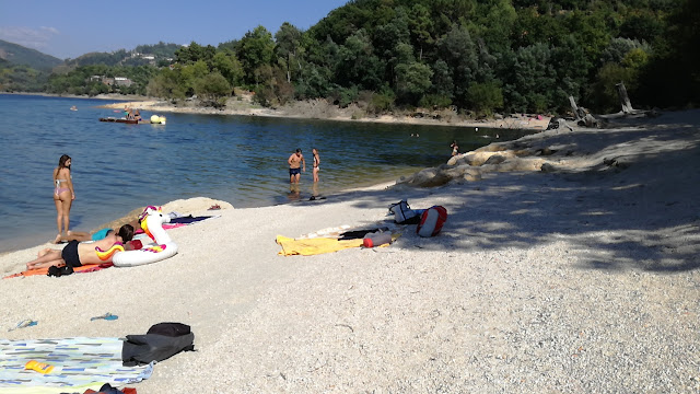 Turistas no Areal da praia fluvial do México