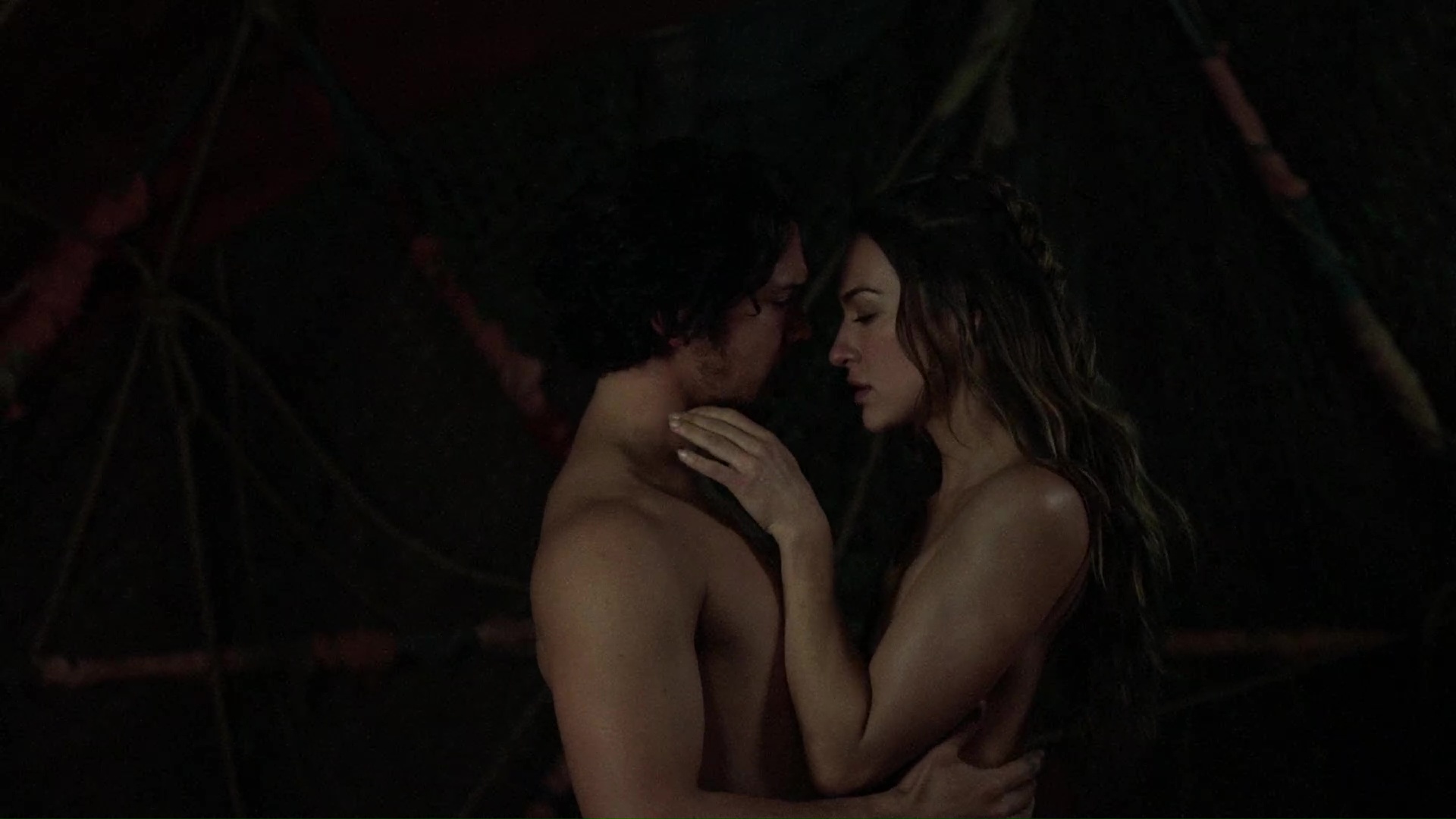 Bob Morley shirtless in The 100 5-06 "Exit Wounds" .