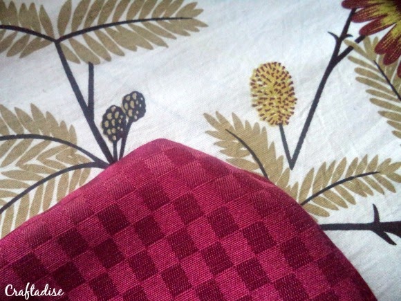 Free Sewing Pattern: Envelope Cushion cover with centered Golden Patch