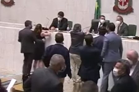 Conselho de Ética vota pela expulsão de deputado que alisou seio de colega em SP