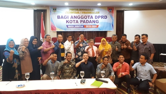 45 Orang Anggota DPRD Kota Padang Diberi Pembekalan