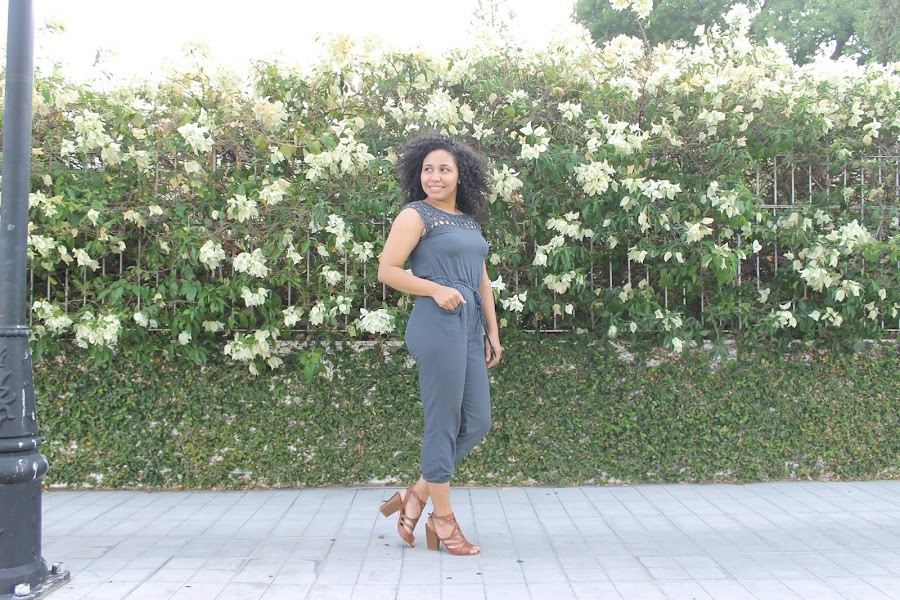 outfit mameluco azul con zapatos marron casual