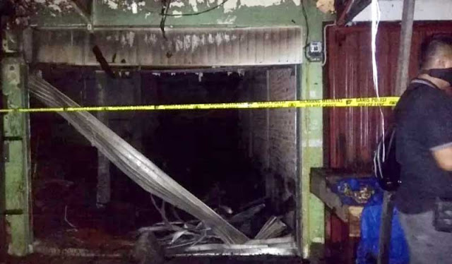 Belasan Unit Toko Terbakar di Kawasan Pasar Raya Padang