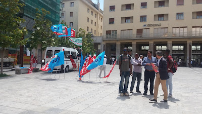 Presidio in piazza Mario Pagano a favore di nuove politiche per i Migranti