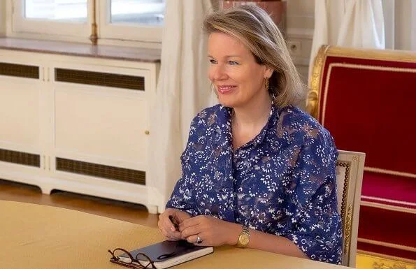 Queen Mathilde contacted with residents of the 1Toit2Ages non-profit housing project via video call