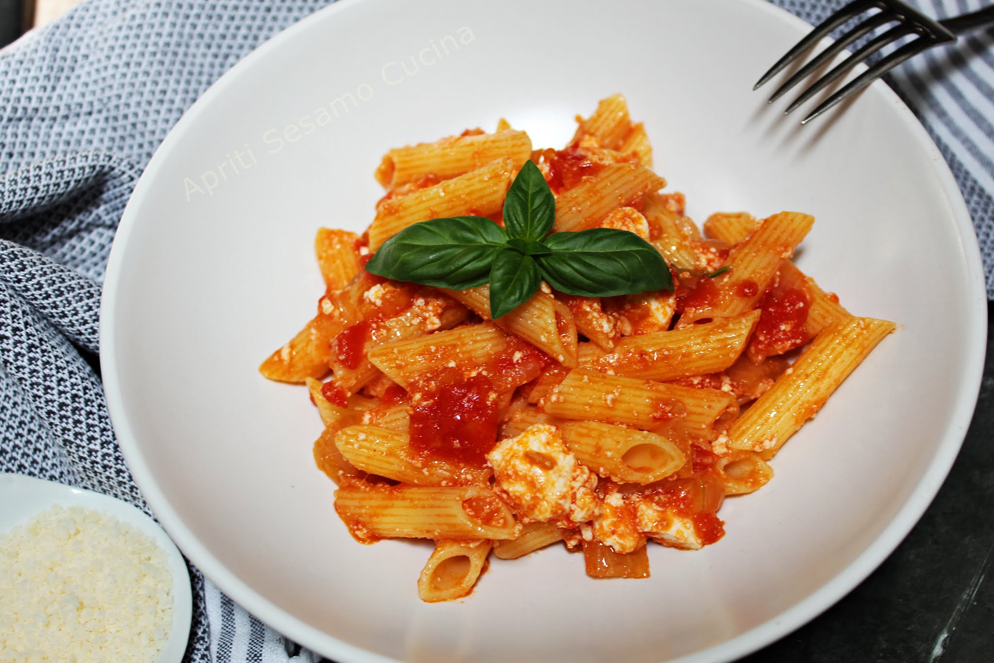 Pasta al sugo di pomodoro e ricotta Apriti Sesamo Cucina greca e