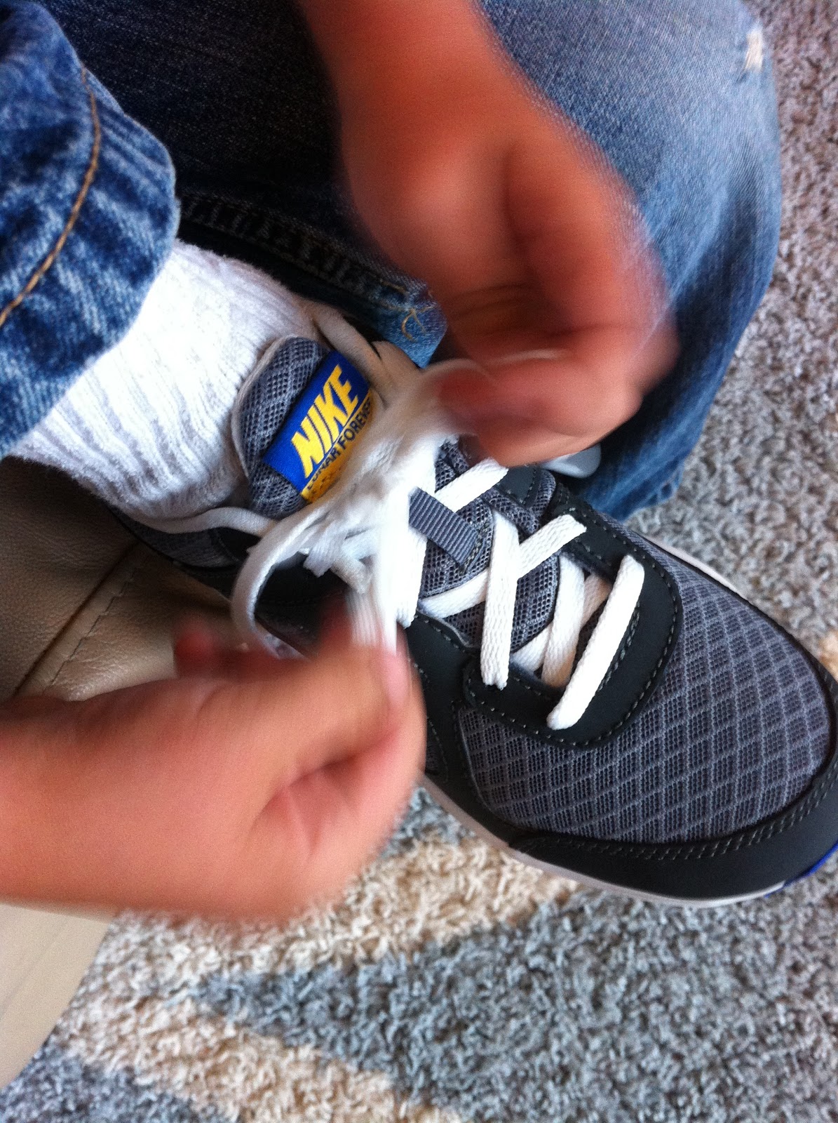 nike shoes with app to tie laces