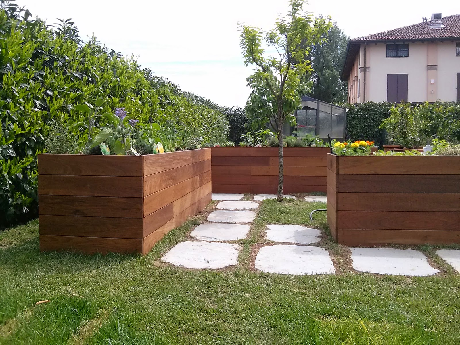 Fioriera Rialzata Letto Orto Rialzato Outsunny Legno 123x54x80cm - Fioriera Giardino Con Ripiano Pieghevole Marrone Letto Coltivazione Giardino