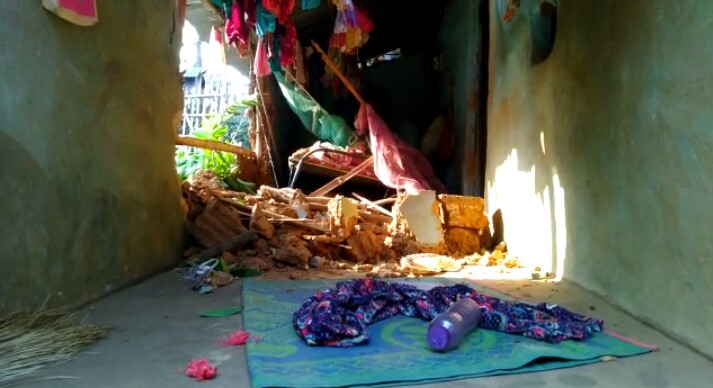 দিনে দুপুরেই ঘরে গাড়ি নিয়ে ঢুকে গেল মদ্যপ চালক , ঝাড়গ্রামে প্রানে বাঁচাল মা মেয়ে 2 দিনে দুপুরেই ঘরে গাড়ি নিয়ে ঢুকে গেল মদ্যপ চালক , ঝাড়গ্রামে প্রানে বাঁচাল মা মেয়ে