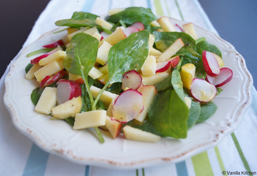 (no) plain Vanilla Kitchen: Salat mit Spinat, Radieschen, Apfel und Cheddar
