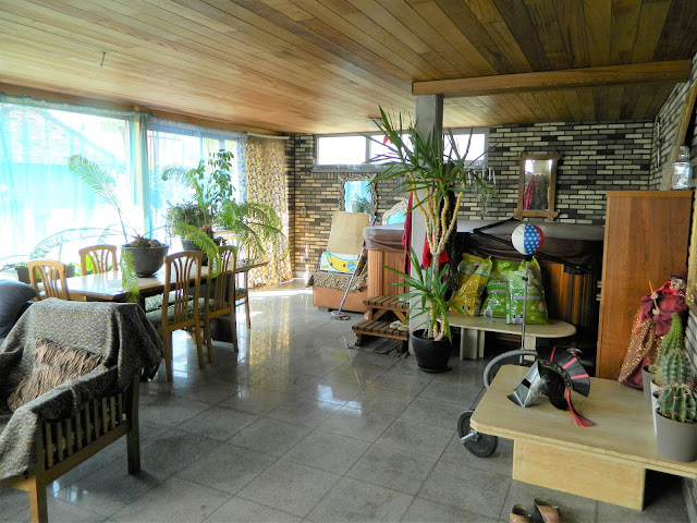 Stijlvolle grote veranda met zicht op de tuin. Zeer grote veranda die aansluit op de living met open keuken, en met zicht op het terras, de pergola en de tuin.