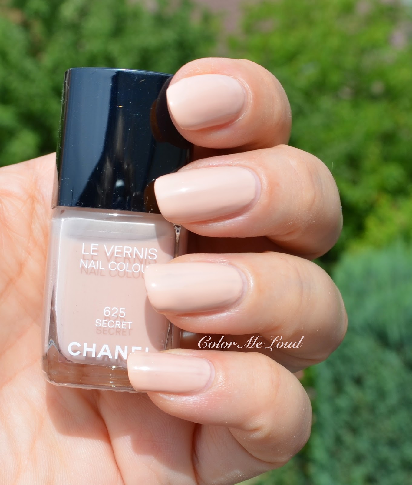 Chanel Eastern Light Le Vernis Nail Colour Review: No Need for a Night  Light Around Chanel Eastern Light Le Vernis Nail Colour