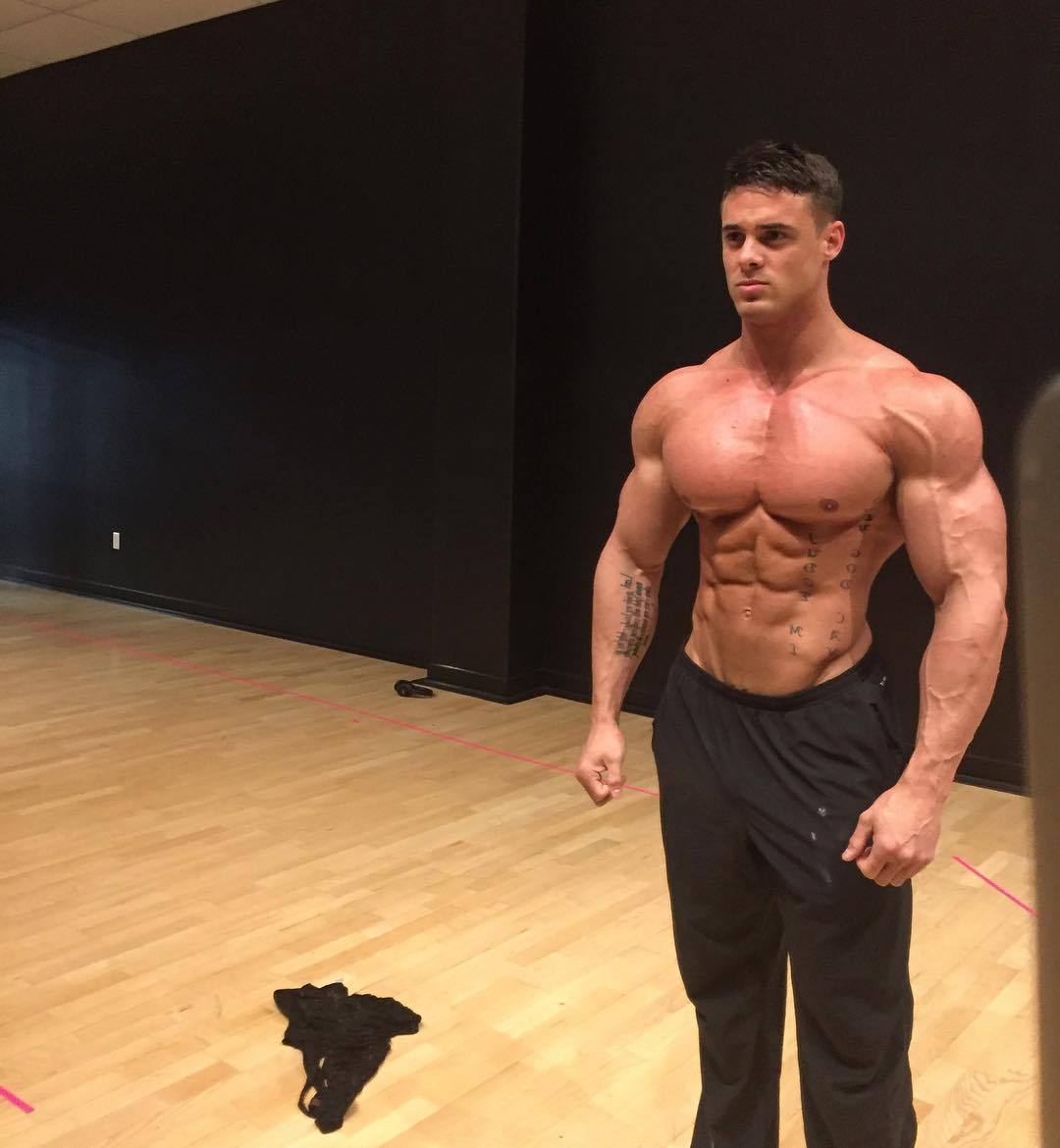 swole-muscular-bodybuilder-logan-franklin-hugest-shirtless-hunks