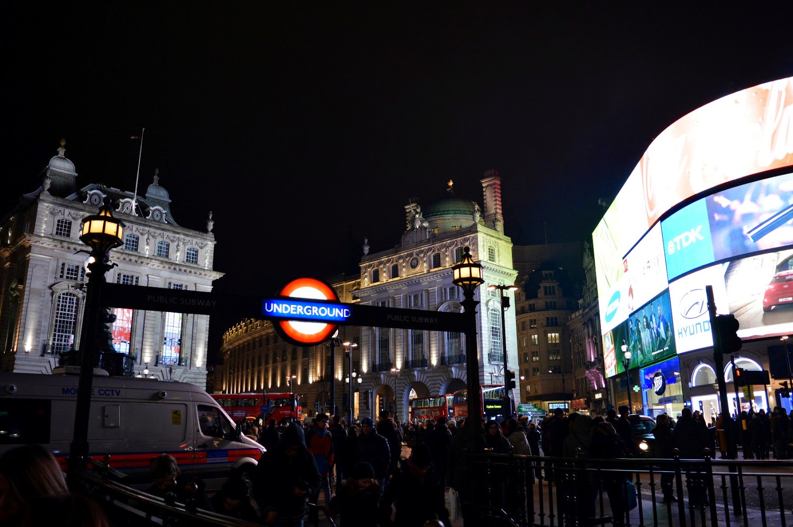 piccadilly circus di sera