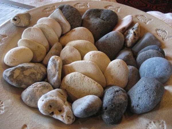 Decorate the house with stones
