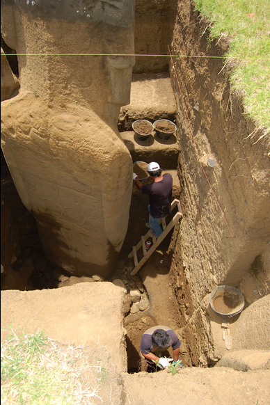 Overview of excavation with Cristián Arévalo Pakarati and Patricio Madariaga Paoa. © EISP 2011.  Eisp.org