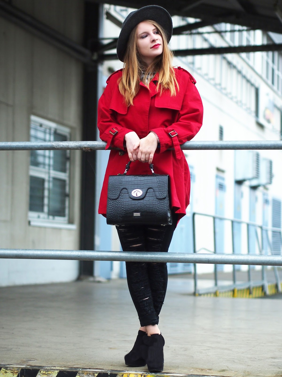 Neujahrsvorsatze Outfit Roter Trenchcoat The Fashionable Blog