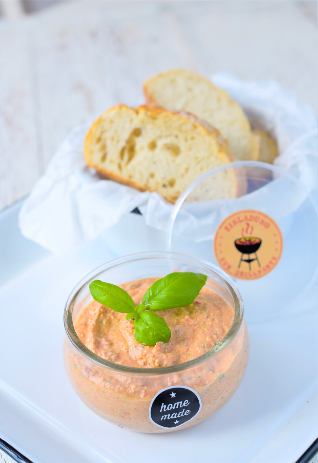 Mediterraner Feta Dip mit getrockneten Tomaten &amp; Pinienkernen | Kessy Bona