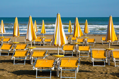 (Italian beach view by Hermann via Pixabay)