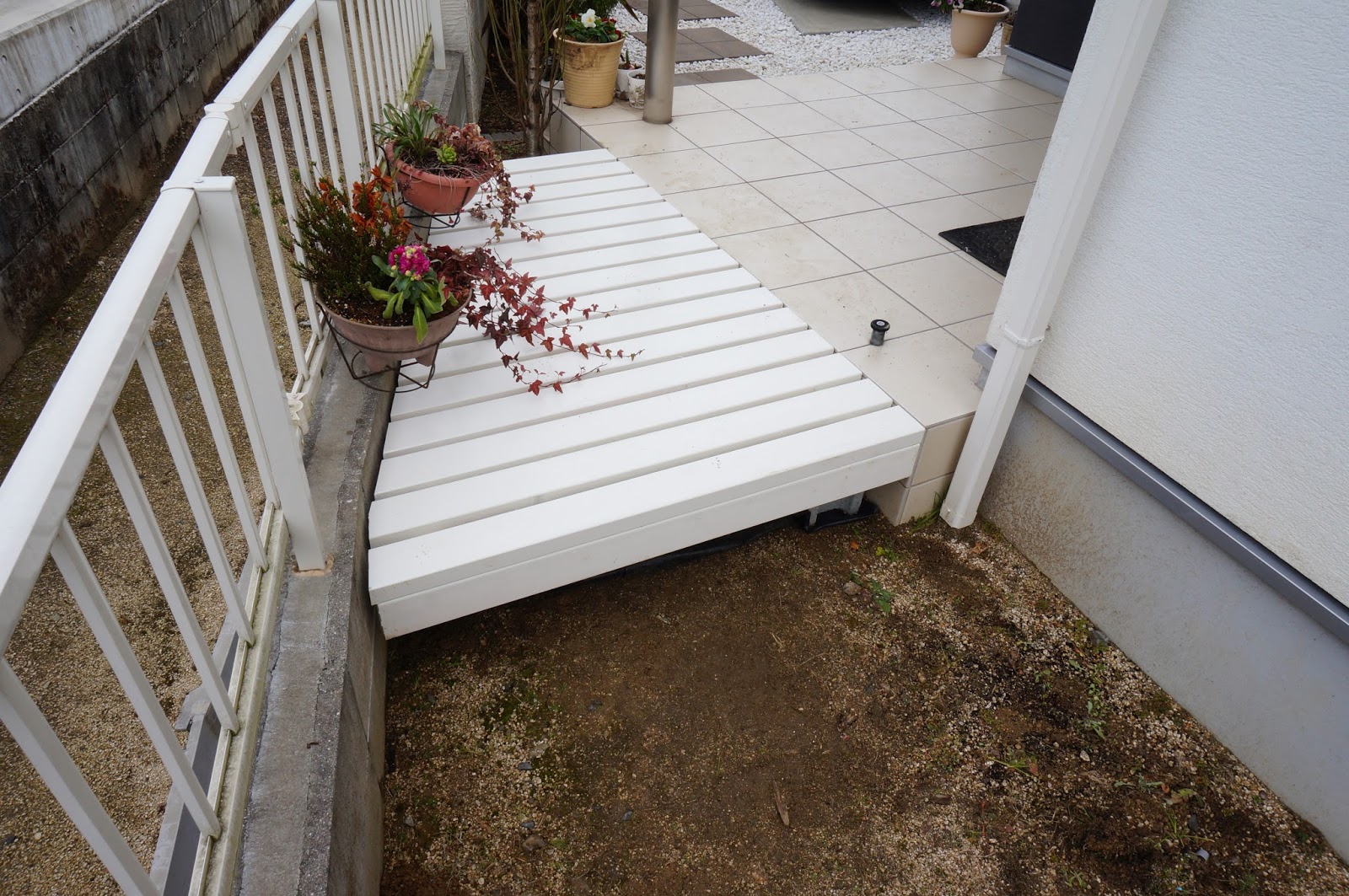 Something Good by DIY ： 手作りのステキな何か 玄関横にスロープ付きのウッドデッキ製作 ： スロープ部分製作開始